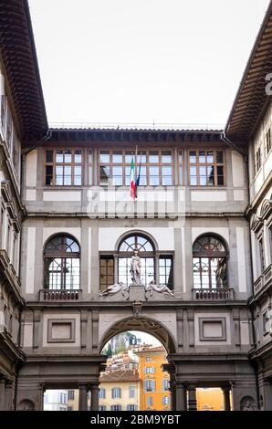 Florenz, Italien - 1. April 2018: Innenhof der berühmten Galleria degli Uffizien. Historisches Gebäude mit Säulen und Bögen. Mittelalterliches Gebäude aus dem 16. Jahrhundert. Touristenattraktion. Vertikales Foto. Stockfoto