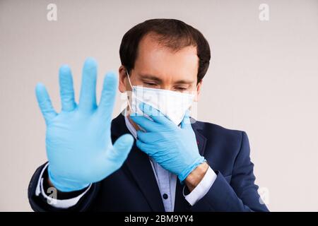 Mann In Maske Leidet Unter Panikattacke Und Kurzatmigkeit Stockfoto