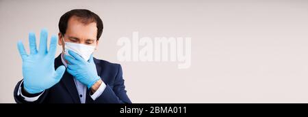 Mann In Maske Leidet Unter Panikattacke Und Kurzatmigkeit Stockfoto