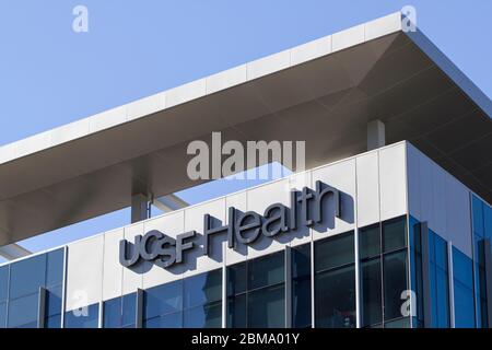 Das UCSF-Gesundheitszeichen im UCSF Medical Center in Mission Bay in San Francisco, Kalifornien. Stockfoto