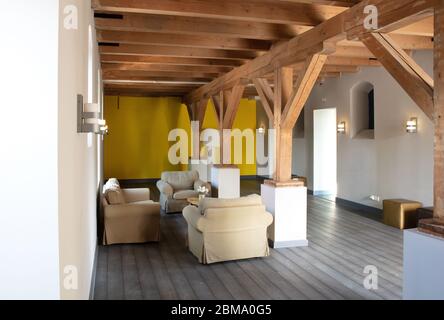 Großes und fast leeres Wohnzimmer, Haus mit Holzbalken Stockfoto