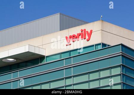 Das Verily Logo ist im Hauptsitz von Verily Life Sciences zu sehen. Wahrlich, Alphabet Inc. Ist die Forschungsorganisation gewidmet das Studium der Biowissenschaften. Stockfoto