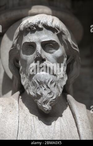 Eine Nahaufnahme von Steinmetzplastiken auf Fin Barres Catherdral Stockfoto