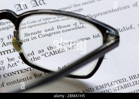 Nahaufnahme des Coronavirus Aid, Relief, and Economic Security Act. Das CARES Act soll die wirtschaftlichen Auswirkungen des COVID 2020 angehen. Stockfoto