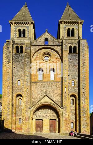 Westfassade der romanischen Abtei Sainte-Foy in Conques, Frankreich. Stockfoto