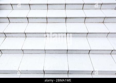 Weiße Treppe aus Granit. Strukturierter Hintergrund. Nahaufnahme des Bildes. Stockfoto
