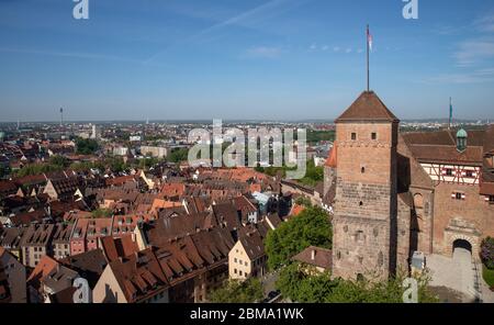 Nürnberg, Deutschland. Mai 2020. Das Licht der Morgensonne berührt die Altstadt und die Kaiserburg, die vom Sinwell Tower aufgenommen wurden. Quelle: Daniel Karmann/dpa/Alamy Live News Stockfoto