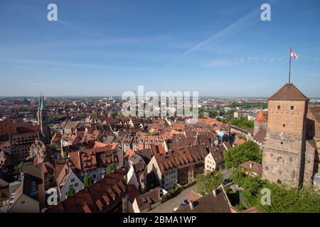 Nürnberg, Deutschland. Mai 2020. Das Licht der Morgensonne berührt die Altstadt und die Kaiserburg, die vom Sinwell Tower aufgenommen wurden. Quelle: Daniel Karmann/dpa/Alamy Live News Stockfoto