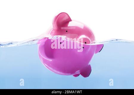 Gebrochenes Budget Schweinebank Ertrinkt Im Wasser Stockfoto