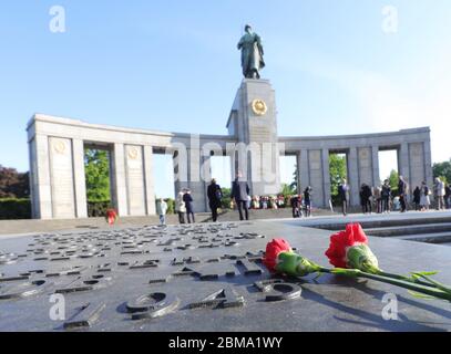 Berlin, Deutschland. Mai 2028. Rote Nelken finden sich bei Gedenkveranstaltungen im sowjetischen Denkmal im Tiergarten. Am 8. Mai jährt sich das Ende des Zweiten Weltkriegs und die Befreiung vom Nationalsozialismus zum 75. Mal. Quelle: Wolfgang Kumm/dpa/Alamy Live News Stockfoto