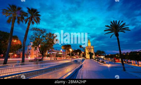 Sevilla, Spanien - 10 Februar 2020 : Blick auf den Goldenen Turm Torre del Oro bei Sonnenuntergang im wunderschönen Sevilla Spanien Stadtzentrum Stockfoto