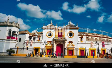 Sevilla, Spanien - 10 Februar 2020 : Plaza de Toros mit Touristen warten auf Besuch in der schönen Sevilla Spanien Stadtzentrum Stockfoto