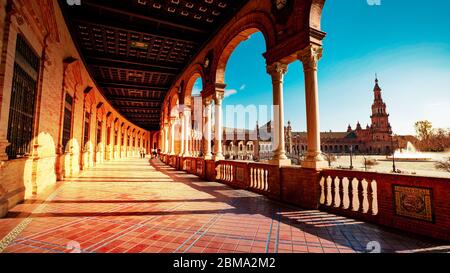 Sevilla, Spanien - 10 Februar 2020 : Plaza de Espana Spanien Platz Architektur Blick vom inneren Korridor mit Säulen im schönen Sevilla Spanien Cit Stockfoto