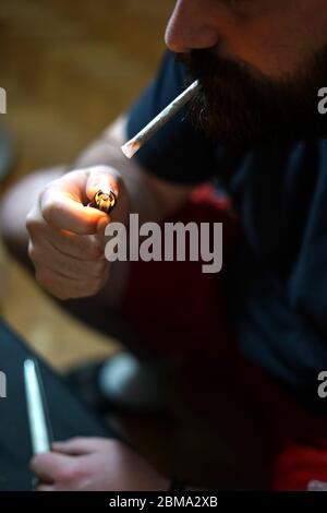 Bärtiger Mann raucht Marihuana. Stockfoto