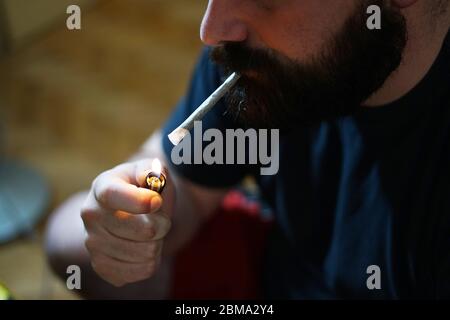 Bärtiger Mann raucht Marihuana. Stockfoto
