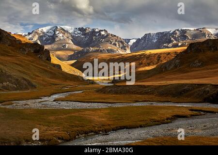 Die schöne Landschaft des Flusses im Tal von Kel Suu See in der naryn Region, Kirgisistan Stockfoto