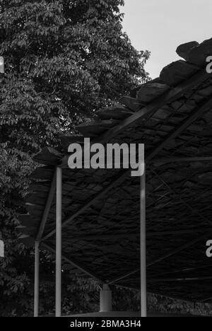 Serpentine Pavilion 2019, Kensington Gardens, London Entworfen von Junya Ishigami B&W Stockfoto