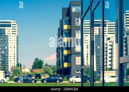 Neue Häuser in der Nähe der Stadt im Sommer Stockfoto