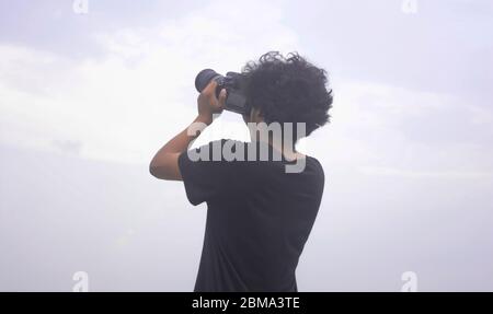 Schöner junger Fotograf, der Fotos vom Himmel. Stockfoto