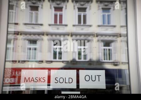 Ausverkaufter Schild für Schutzmasken in einem Schaufenster in Wien Stockfoto