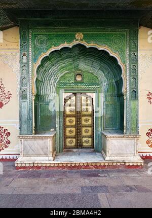 Das grüne Tor in Pitam Niwas Chowk in Jaipur City Palace in Indien. Stockfoto