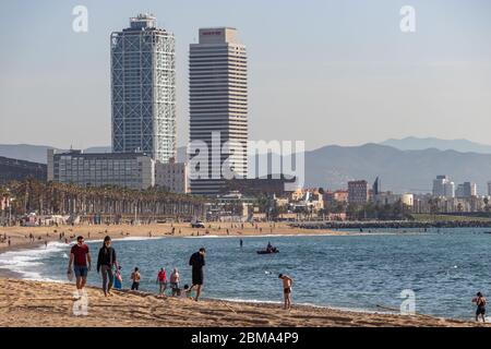 Barcelona, Spanien. Mai 2020. Menschen am Strand Barceloneta. Ab freitag hat Barcelona seine Strände morgens nur für individuelle Sportaktivitäten wie Schwimmen oder Surfen wieder eröffnet. Der Zugang zum Strand wird von der Polizei kontrolliert. Kredit: Dino Geromella / Alamy Live News Stockfoto