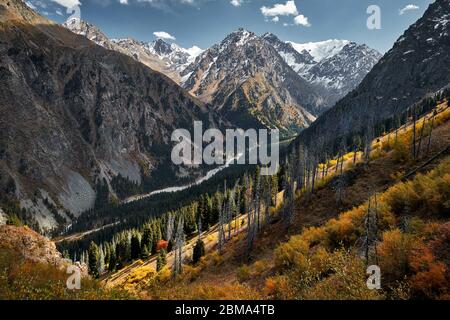 Schöne Landschaft von Berg Tal mit Fluss und Herbst gelb Wald in Kasachstan, Almaty Stockfoto