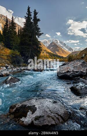 Die schöne Landschaft des Flusses im Tal und im Herbst gelb Wald in Kasachstan, Almaty Stockfoto