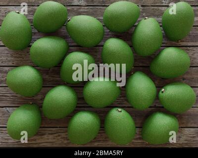 Avocados Gruppe über einem Holzplanken Hintergrund von oben gesehen platziert - 3d-Rendering Stockfoto
