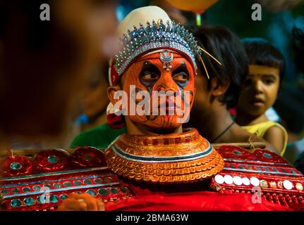 Die rituelle Kunst Form von Kerala, Thyra oder Theyyam thira ist ein ritueller Tanz, der in 'Kaavu'(Hain)& Tempeln des Kerala, Indien, aufgeführt wird Stockfoto