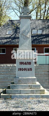Gifhorn, 20. April 2020: Gedenktafeln und Gedenktafeln mit den Namen der Gefallenen der Weltkriege in einem deutschen Dorf Stockfoto