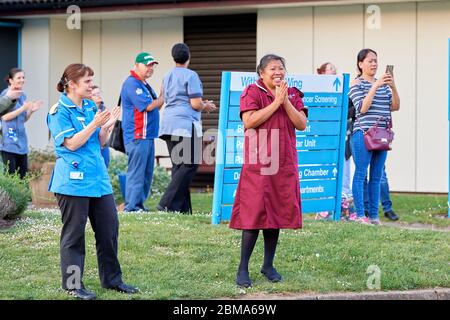 Rugby, Warwickshire, 7. Mai 2020. Wöchentliche Anerkennung für NHS-Krankenschwestern, Pfleger und Schlüsselarbeiter um 20 Uhr am Donnerstag. Krankenhauspersonal des Rugby St Cross Stockfoto