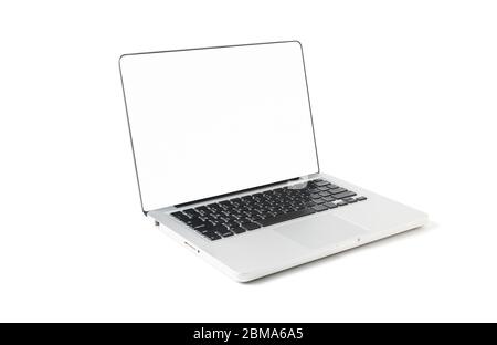 Laptop mit leerem Raum pn Bildschirm isoliert auf weißem Hintergrund, Seitenansicht und Beschneidungspfad Stockfoto