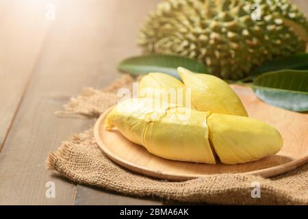 Frischer Durian (Monthong) auf Sack und altem Holzhintergrund, König der Früchte aus Thailand in der Sommersaison Stockfoto