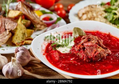 Rote Bete Suppe Borschtsch auf Holz- Hintergrund. Ukrainische und russische nationale Essen. Close-up. Stockfoto
