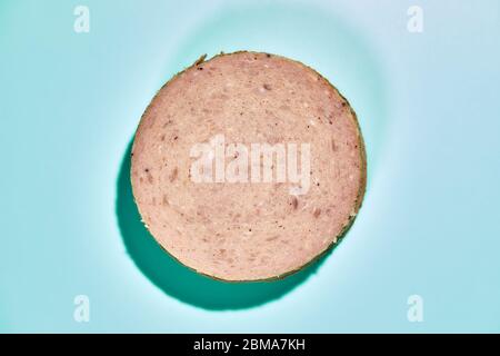 Dänische Fleischwurst ('frikadellepølse'), in Scheiben geschnitten Stockfoto