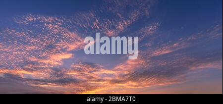 schöne Wolkengebilde bei Sonnenuntergang mit roten Wolken Stockfoto