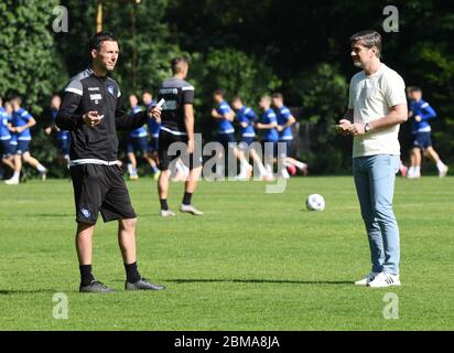 Karlsruhe, Deutschland. Mai 2020. Christian Eichner (l.), Trainer des Zweitligisten Karlsruher SC, und Oliver Kreuzer, Sportdirektor des Karlsruher Vereins, nahmen während eines Mannschaftstrainings im Wildpark-Stadion auf. Nachdem im März aufgrund der Corona-Krise der Spielbetrieb eingestellt wurde, soll die aktuelle Saison ab dem 16. Mai mit Geisterspielen fortgesetzt werden. Quelle: Uli Deck/dpa/Alamy Live News Stockfoto