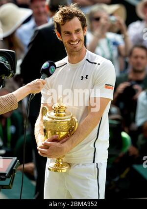 10/07/2016. Wimbledon 2016. Tag 13, Herren-Einzelfinale, Center Court, Milos Raonic (CAN) gegen Andy Murray (GBR). Andy Murray ist ein Interview von Sue Barker Stockfoto