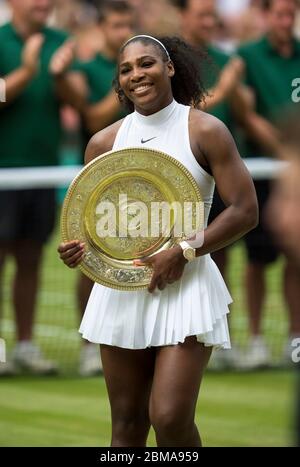 9. Juli 2016, Center Court, Wimbledon, London: Serena Williams (USA) hält das Venus Rosewater Dish nach dem Sieg im Finale der Frauen-Singles. Stockfoto