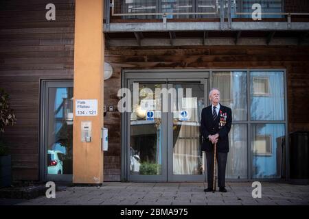 Swansea, Wales, Großbritannien. Mai 2020. Porträt des 96-jährigen Veteranen des Zweiten Weltkriegs, Clifford Guard während der Sperrung in Großbritannien am VE Day, außerhalb seines Wohnkomplexes, in dem er allein lebt. Cliff, besser bekannt als "Limey", landete am Omaha Beach, als Teil der 3. Armored Division der amerikanischen Armee und verbrachte 11 Monate an der Spitze des alliierten Vorstoes in Europa nach Deutschland, um an der Befreiung der Konzentrationslager teilzunehmen. Quelle: Robert Melen/Alamy Live News. Stockfoto