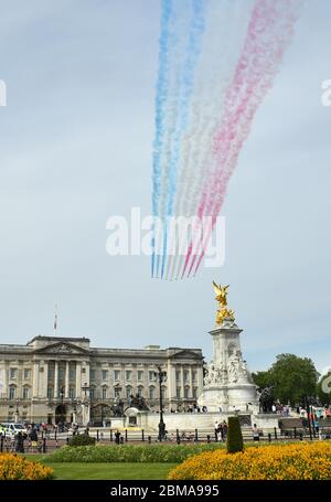 Die roten Pfeile der Royal Air Force passieren den Buckingham Palace in London während eines Flugs im Zentrum Londons, um den 75. Jahrestag des VE Day zu begehen. Stockfoto