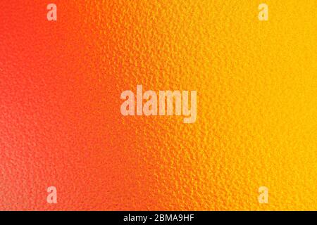 Vertikales Bild. Der Hintergrund ist orange, Schattierung zu einem tiefen Gelb. Sie haben eine raue Oberfläche. Stockfoto