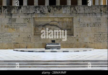 Athen, Griechenland, 6. Mai 2020 - einer der touristischsten Plätze in Athen - das Grab des unbekannten Soldaten vor dem griechischen Parlament mit dem fam Stockfoto