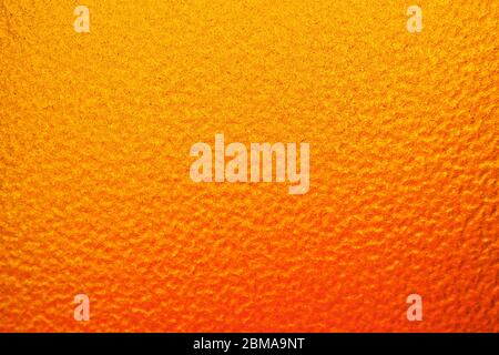 Horizontales Bild. Der Hintergrund, der nur eine leichte orange Schattierung zu einer tiefgelben Farbe hat. Sie haben eine raue Oberfläche. Stockfoto