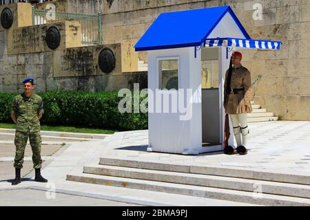 Athen, Griechenland, 6. Mai 2020 - einer der touristischsten Plätze in Athen - das Grab des unbekannten Soldaten vor dem griechischen Parlament mit dem fam Stockfoto