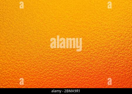 Horizontales Bild. Der Hintergrund, der nur eine leichte orange Schattierung zu einer gelben Farbe hat. Sie haben eine raue Oberfläche. Stockfoto