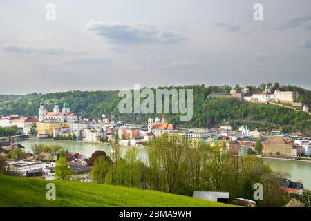 Schönes Panorama von Passau mit dem berühmten Stephansdom und der Festung 'Veste Oberhaus' Stockfoto