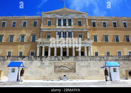 Athen, Griechenland, 6. Mai 2020 - einer der touristischsten Plätze in Athen - das Grab des unbekannten Soldaten vor dem griechischen Parlament mit dem fam Stockfoto