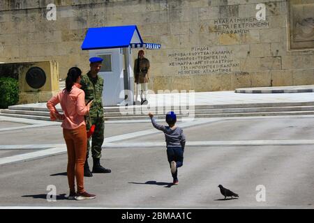 Athen, Griechenland, 6. Mai 2020 - einer der touristischsten Plätze in Athen - das Grab des unbekannten Soldaten vor dem griechischen Parlament mit dem fam Stockfoto